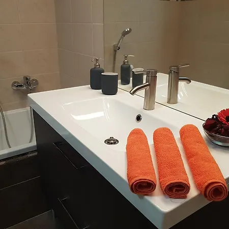 Apartment Mgtels - With Private Parking *